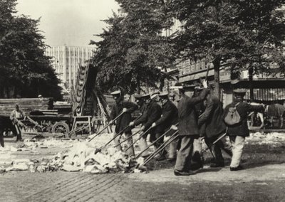 Berlin: Strassenfeger am Wittenberg-Platz; Zamiatacze ulic na Wittenberg Platz (zdjęcie czarno-białe) autorstwa Sasha Stone