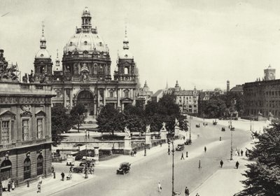 Berlin: Vor der Schlossbrücke; Przed Mostem Pałacowym (zdjęcie czarno-białe) autorstwa Sasha Stone