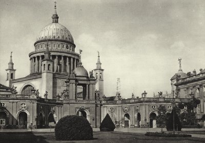 Poczdam, pałac miejski, widok na Nikolaikirche; Pałac Miejski, Widok św. Mikołaja (zdjęcie czarno-białe) autorstwa Sasha Stone
