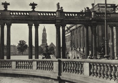 Poczdam, Stadtschloss, Kolonnaden an der Havel; Pałac Miejski, Kolumnady nad Hawelą (zdjęcie czarno-białe) autorstwa Sasha Stone