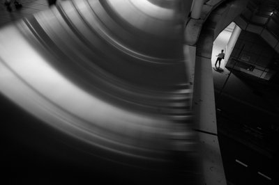 Rysunek przedstawiający zakrzywiony tunel autorstwa Satoshi Hata