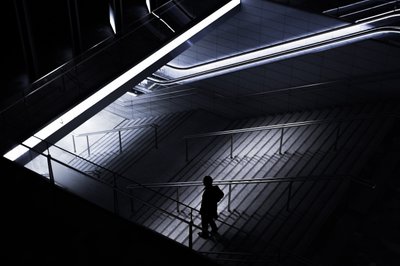 Cienie samotnej postaci autorstwa Satoshi Hata