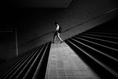 Mężczyzna na geometrycznych schodach autorstwa Satoshi Hata