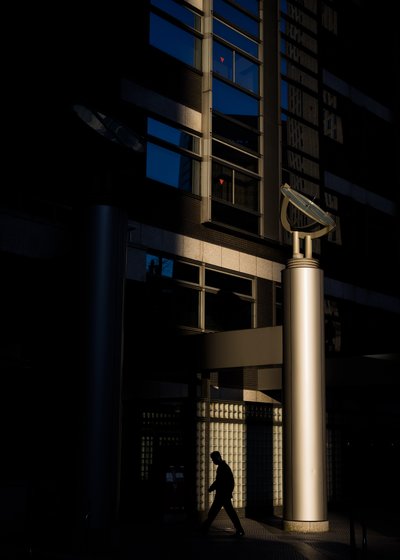 Miejskie światło i cień autorstwa Satoshi Hata