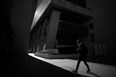 Miejska ścieżka w świetle autorstwa Satoshi Hata