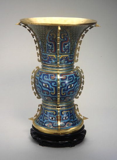 Wazon i stojak w kształcie Zun (emalia cloisonne i zitan) (patrz także 272147) autorstwa School Chinese