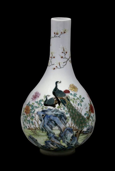 Sztuka chińska: ceramiczny wazon różowej rodziny ozdobiony ptakami (w tym pawiami) i kwiatami. Reguła Qianlong (1736-1795). Paryż, Musee Guimet, Musee National des Arts Asians. autorstwa School Chinese