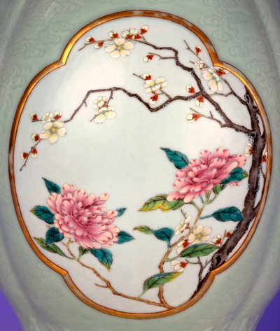Detal drobnego i bardzo rzadkiego wazonu z mielonej róży z seledynem z pozłacaną emalią przedstawiającą Prunus i róże autorstwa School Chinese