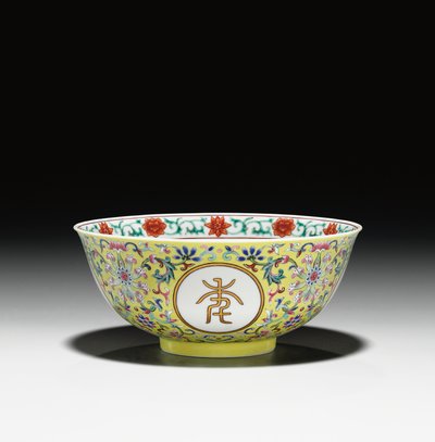 Miska „urodzinowa” z żółtą różą Famille, okres Jiaqing (1796-1820) (ceramiczna) (patrz także 465374) autorstwa School Chinese