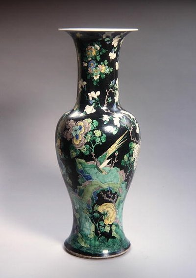 Duża Famille Noire Yen Yen Vase, okres Kangxi (1662-1722) (porcelana) (patrz 272192) autorstwa School Chinese