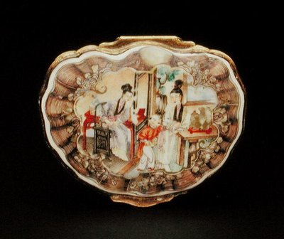 Pokrywka tabakiery w formie muszli, okres Qianlong (1736-95) ok. 1760 (porcelana) (patrz także 210139) autorstwa School Chinese