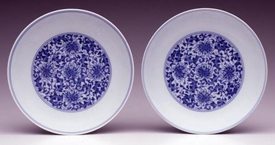 Para spodków ze stylizowanymi kwiatami lotosu, znakiem Yongzheng i okresem 1723-35 (porcelana z niebieską glazurą) autorstwa School Chinese