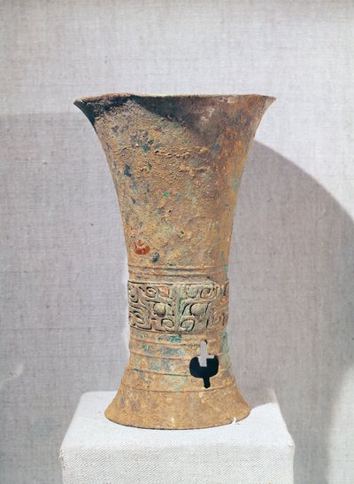 Rytualny kubek „ku” ozdobiony maskami potworów, z Ming-Kung-Lu, Zhengzhou, Henan, dynastii Shang autorstwa School Chinese