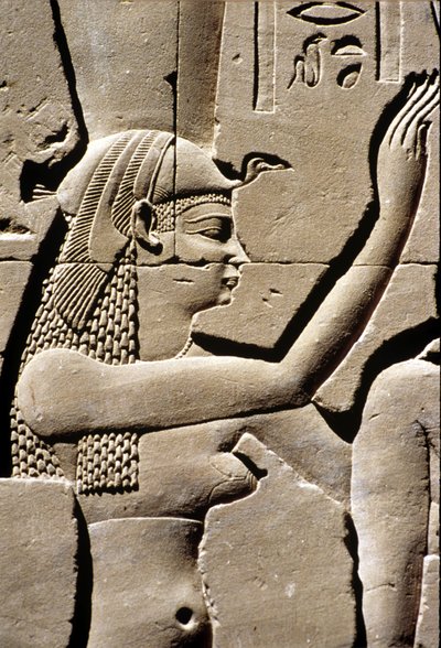 Starożytny Egipt, rzeźba ścienna, bogini Izyda, świątynia Horusa, Edfu, 237-57 p.n.e. (zdjęcie ilustracyjne) autorstwa School Egyptian