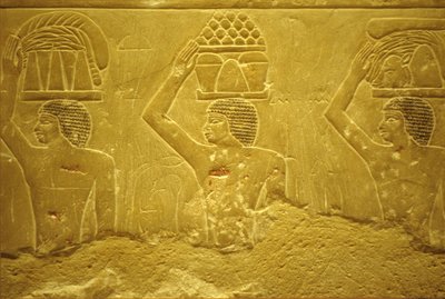 Starożytny Egipt, Rzeźba ścienna/malarstwo, Mastaba/Grobowiec Idout, Sakkara, 2323-2150 p.n.e., Niosący ofiary (zdjęcie ilustracyjne) autorstwa School Egyptian