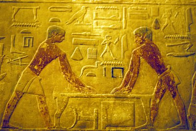 Starożytny Egipt, Rzeźba/malarstwo ścienne, Mastaba/Grobowiec Ti, V dynastia, Sakkara, Robotnicy polerujący drewno (zdjęcie) autorstwa School Egyptian