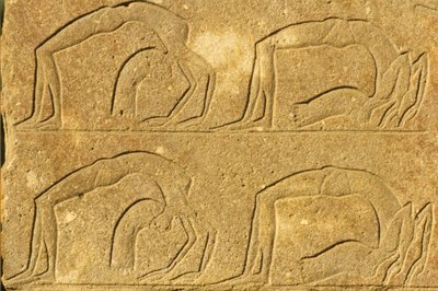 Starożytny Egipt, malowidło ścienne/rzeźba, występ akrobatki, świątynia w Karnaku, Luksor (zdjęcie ilustracyjne) autorstwa School Egyptian