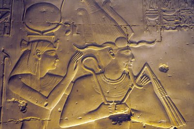 Starożytny Egipt, malowidło ścienne/rzeźba, bogini Izyda obejmuje siedzącego męża, Ozyrysa, świątynia Setiego I, Abydos autorstwa School Egyptian