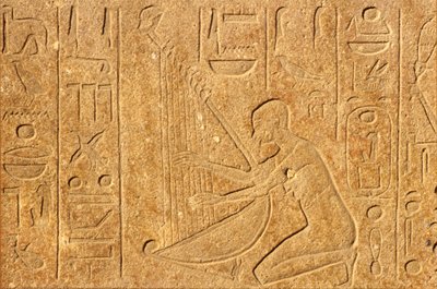 Starożytny Egipt, malowidło ścienne/rzeźba, harfistka z głową Hatszepsut na szczycie harfy, świątynia w Karnaku, Luksor autorstwa School Egyptian