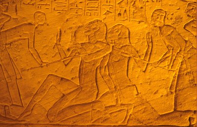 Starożytny Egipt, malowidło ścienne/rzeźba, hetyccy więźniowie bici kijami, świątynia Ramzesa II i Nefertari, Abu Simbe (zdjęcie) autorstwa School Egyptian