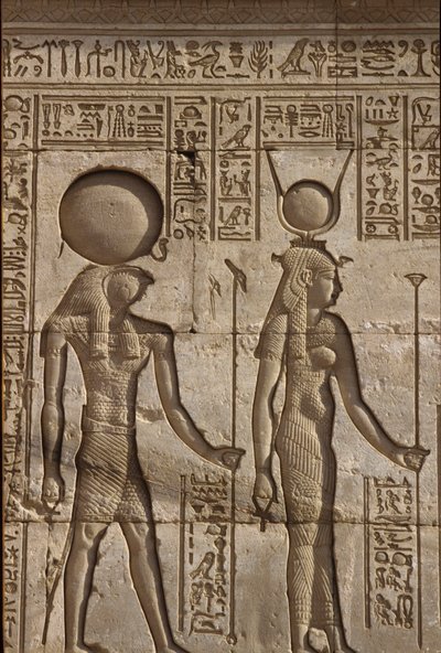 Starożytny Egipt, malowidło ścienne/rzeźba, Horus i Izyda przyjmują ofiarę od faraona, Świątynia Hathor, Dendera (zdjęcie ilustracyjne) autorstwa School Egyptian