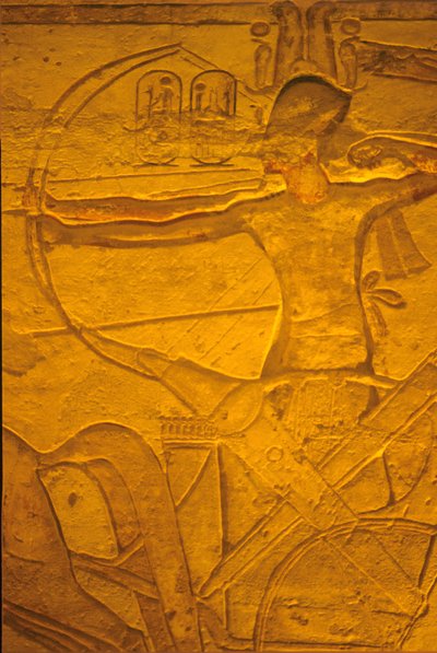 Starożytny Egipt, malowidło ścienne/rzeźba, Ramzes II w rydwanie podczas bitwy pod Kadesz, świątynia Ramzesa II i Nefertari, Abu Simbel autorstwa School Egyptian