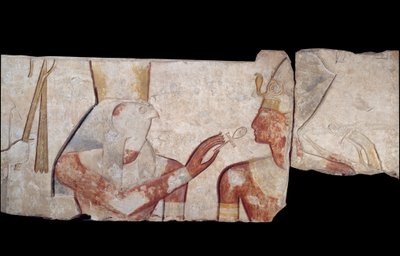 Starożytna sztuka egipska: Król Ramzes II zostaje przedstawiony boskim Horusowi, Amonowi i Hathorowi, którzy dają mu życie i królewskie insygnia. Niska płaskorzeźba wapienna ze świątyni Ramzesa II a Abydos Około 1250 r. p.n.e. XIX dynastia. Nowe Imperium.  autorstwa School Egyptian