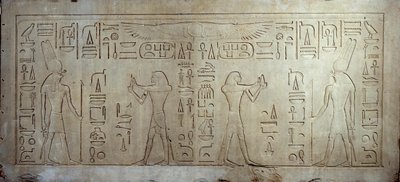 Starożytność egipska: stela z wapienia przedstawiająca króla Sesostrisa III (1862-1843 pne) (po lewej) jako młodego mężczyznę, po prawej staruszek ofiarowuje chleb i ciasto bogu Montiemu. 1878-1843 pne. Od Medamoud. Paryż, Luwr autorstwa School Egyptian