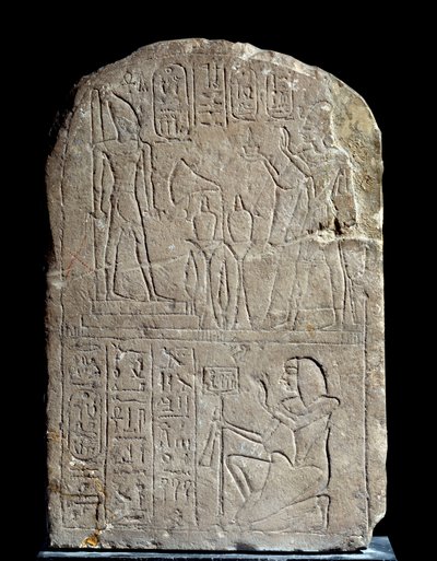 Starożytność egipska: stela z wapienia w imię szyldowych drzwi króla Anyi. W wieszaku faraon Ramzes II ofiarowuje kadzidło swojemu kolosalnemu boskiemu posągowi. Regne Ramzesa II (1279-1213 pne). Z serapeum Sakkary. Słońce 0,44x0,3 m Paryż, musee du Louvre autorstwa School Egyptian