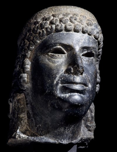 Głowa Kleopatry III, rzeźba bazaltowa. Cywilizacja egipska, Okres Ptolemeuszy, II wiek p.n.e. autorstwa School Egyptian