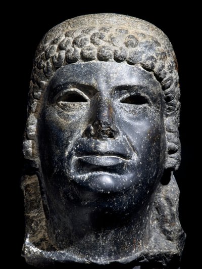 Głowa Kleopatry III, rzeźba bazaltowa. Cywilizacja egipska, Okres Ptolemeuszy, II wiek p.n.e. autorstwa School Egyptian