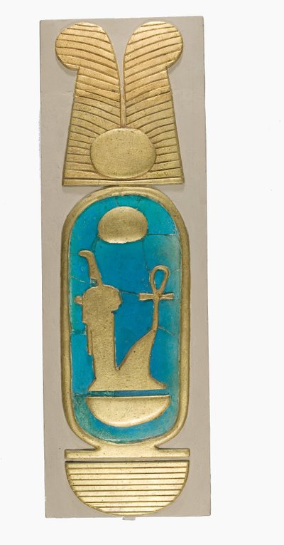 Rekonstrukcja kartusza Amenhotepa III z Malkaty, ok. 1390–1353 pne (fajans, współczesny tynk i złota farba) autorstwa School Egyptian