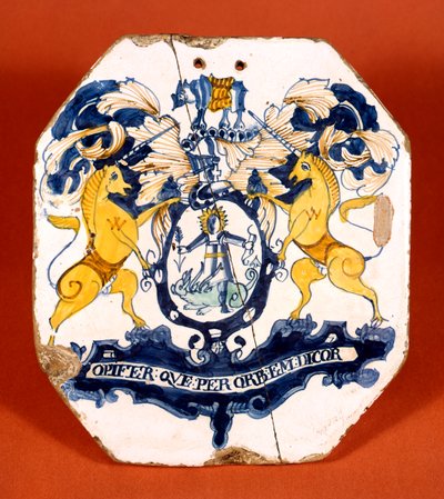 Płytka aptekarska z herbem i motto Worshipful Society of Apothecaries of London (ceramiczna) autorstwa School English