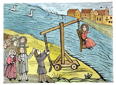 Kobieta na kaczym stołku, oskarżona o czary, ilustracja ze zbioru zeszytów o ezoteryce (drzeworyt) (późniejsza kolorystyka) autorstwa School English