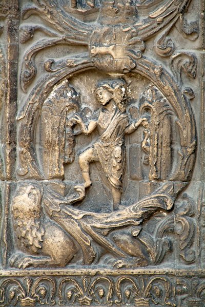 Sztuka gotycka: Piedroit prawego portalu fasady zachodniej Bazyliki św. Denisa przedstawiający pracę pól: styczeń. Saint-Denis, Francja autorstwa School French