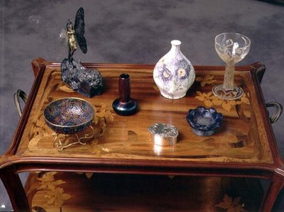 Opalizujący szklany wazon Loetz, kokarda pate-de-verre autorstwa Argy Rousseau oraz kieliszek z formowaną i trawioną dekoracją autorstwa Lalique (zdjęcie) autorstwa School French