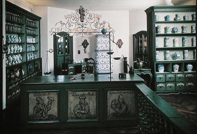 Rekonstrukcja apteki z XVIII-wiecznymi meblami i przedmiotami z XII-XVIII wieku (foto) autorstwa School German