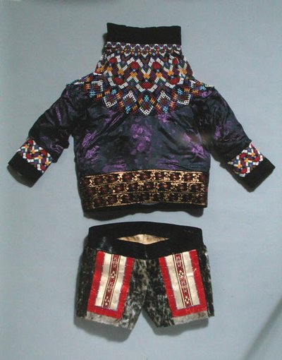 Kurtka i szorty damskie, z Grenlandii (tekstylne) autorstwa School Inuit