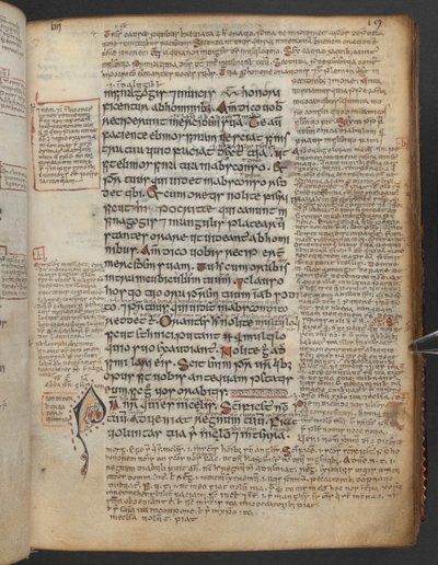 Harley 1802, f.19r, Zdobiony inicjał „P”(ater) z głową zwierzęcia na początku Pater Noster lub Modlitwy Pańskiej, z Ewangelii Maelbrigte („Ewangelie Armagh”; „Ewangelie Marelbrid”), z glosami autorstwa School Irish