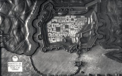 Mapa reliefowa Twierdzy Famagosta na wyspie Cypr w XVII wieku (zdjęcie czarno-białe) autorstwa School Italian