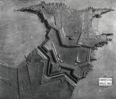 Mapa reliefowa fortecy weneckiej w Spinalonga na Krecie w 1619 roku (zdjęcie czarno-białe) autorstwa School Italian