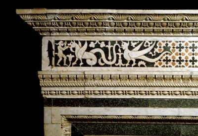 Fragment dekoracji otaczającej marmurową trandolę (zdjęcie) autorstwa School Italian