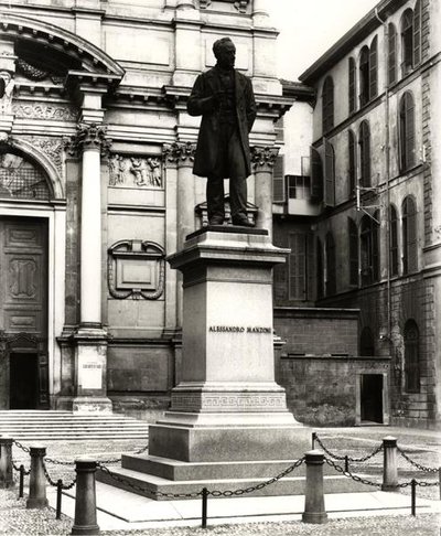 Pomnik Alessandro Manzoniego (1785-1873) (brąz) (zdjęcie czarno-białe) autorstwa School Italian