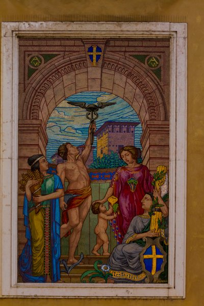 Mozaika na elewacji budynku przy Corso Emanuele II, obok Banca Agricola Mantovana, Mantua (Lista Światowego Dziedzictwa UNESCO, 2008), Lombardia, Włochy autorstwa School Italian