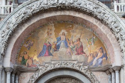 Mozaika przedstawiająca Chrystusa Zmartwychwstałego nad wejściem do bazyliki San Marco, Piazza San Marco, Wenecja, Włochy (mozaika) autorstwa School Italian