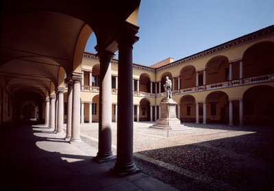 Widok na dziedziniec z posągiem Alessandro Volty (1878) autorstwa School Italian
