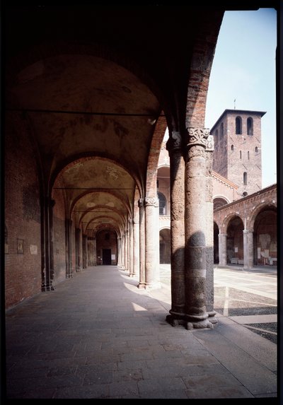 Widok na portyk kościoła św Ambrożego (Saint Ambrose) (Basilica di Sant