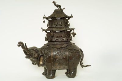 Figura słonia ubranego w tkaninę howdah, kunsztowny pas i pagodę (brąz) autorstwa Japanese School