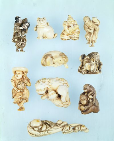Wybór netsuke: Ikkuha Sennin niosący nierządnicę z Benares; siedzący szczeniak; Abe no Yasuneri trzymający dziecko; Gamma Sennina; leżący koń; wojownik ujarzmiający uciekającego wołu; stojący Holender trzymający koguta długoogoniastego; siedząca małpa trzy autorstwa Japanese School