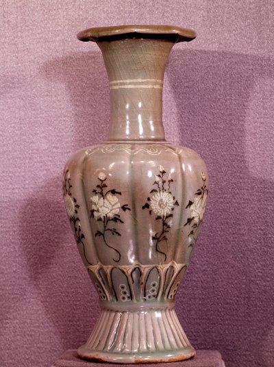 Art coreen: ceramiczny wazon ozdobiony kwiatami. Okres Koryo. XII wiek. Muzeum Sztuk Pięknych, Pałac Duksoo, Korea autorstwa School Korean